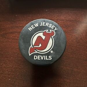 Official New Jersey Devils hockey puck. Some slight wear. Very good condition.